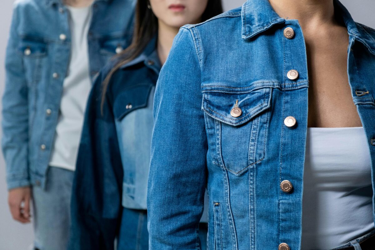 Combinar vestidos largos con chaquetas en otoño